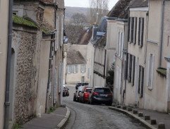 Les deux complices quittent la scène de crime.