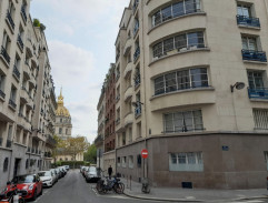 Devant l'appartement de Nikita