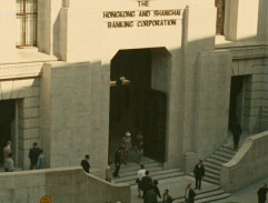 Devant la banque