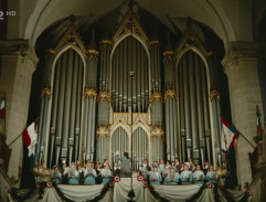 Dans l'église