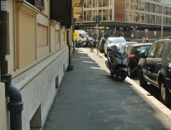 Sur le trottoir devant la maison d'Anna Chino