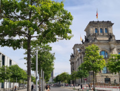 Bastien passe devant le Reichstag