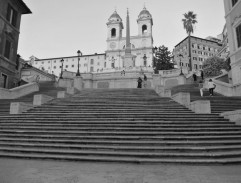 La vue sur l'escalier et l'église