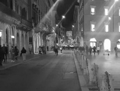 À travers la ville la nuit