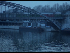 Un train roule sur le pont