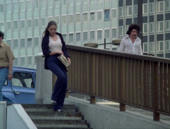 Valérie descend les escaliers