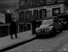 Un 2 CV au bord de la route