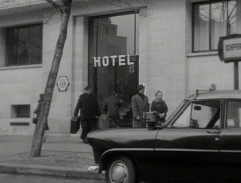 Devant l'hôtel de Fargier