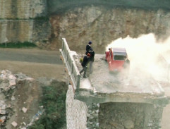 Les débris du pont