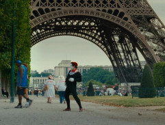 Au pied de la Tour Eiffel