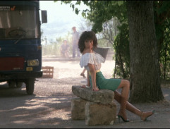 Eliane sur le banc de pierre