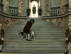 Le duc salue ses chiens à son arrivée