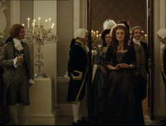 La duchesse, le duc et Bess arrivent au bal