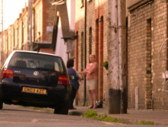 Rosie amène sa fille à l'école