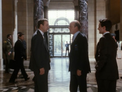 Frank parle avec ses collègues