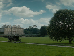 Alice et sa mère arrivent à la fête