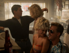 Maverick et Goose chantent au bar