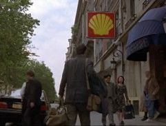 Dean Corso devant l'hôtel à Paris