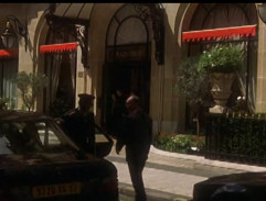 Dean Corso avec la fille devant l'hôtel