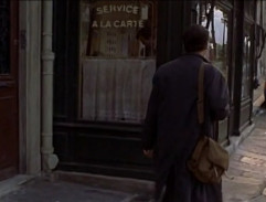Dean Corso se cache dans un café