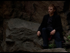 Sebastian devant la maison d'Annette