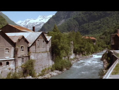 Vieux bâtiments au bord de la rivière