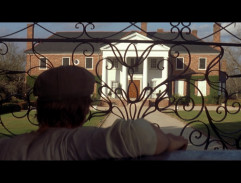 Noah devant la maison d'Allie