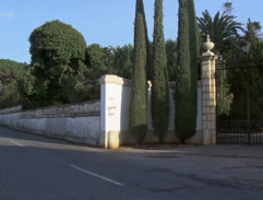 La rue devant la villa