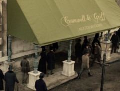 Devant la salle des ventes