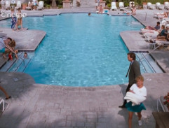 Au bord de la piscine