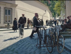 Devant le lycée