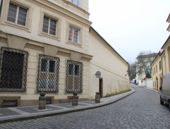 Devant le lycée