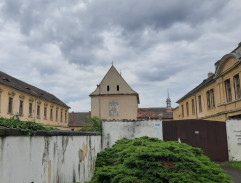 Devant l'église