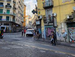 Le taxi traverse les rues de Naples