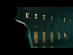 Devant le bâtiment de la police criminelle