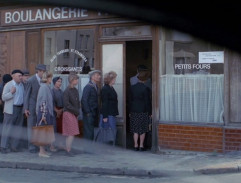 La file d'attente devant le magasin