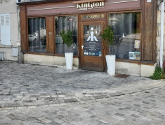 La file d'attente devant le magasin