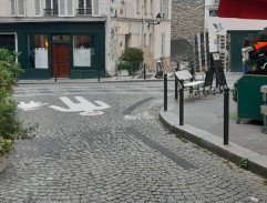 Devant la pharmacie