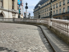 Les Bourdelle devant l'opéra
