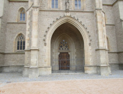 Devant la cathédrale