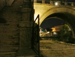 L'escalier au-dessous du pont
