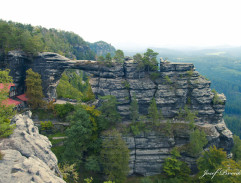 Un groupe d'enfants sur un pont en pierre