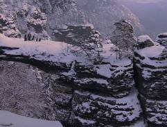 Un groupe d'enfants sur un pont en pierre