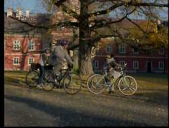 La fille va faire un tour à vélo