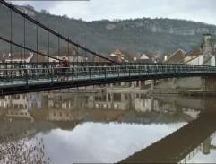 Sur un pont avec des garçons