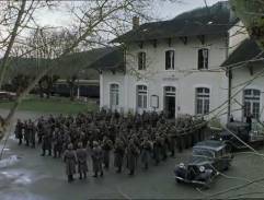 Des nazis devant la gare