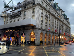 Devant l'hôtel du Ritz