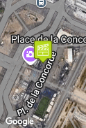 À travers la place